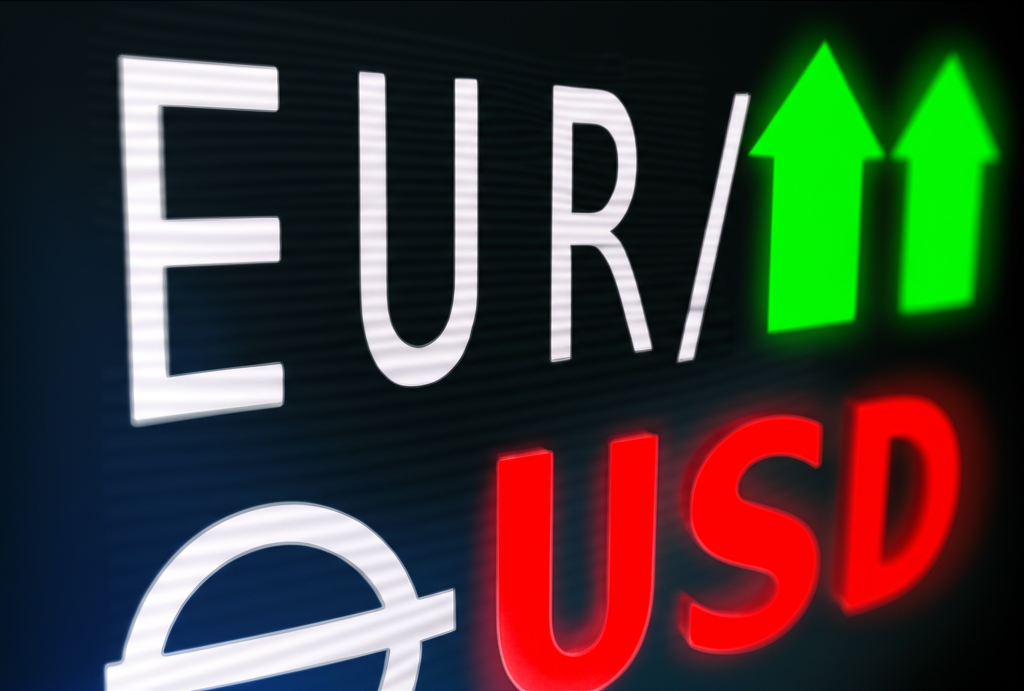 ภาพประกอบคู่สกุลเงินเช่น EUR/USD บนหน้าจอดิจิทัลพร้อมลูกศรขึ้นลงแสดงอัตราแลกเปลี่ยน